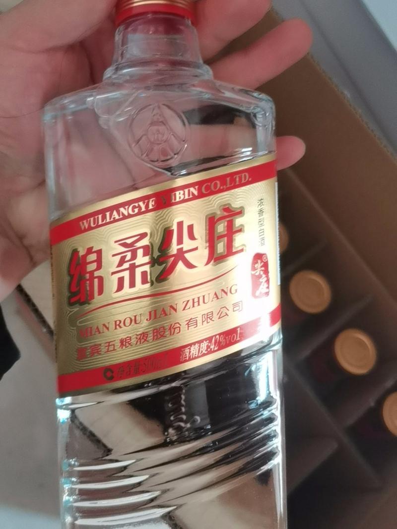 選白酒必看！白酒瓶身上的這3個“密碼”，才是辨別純糧酒的真招